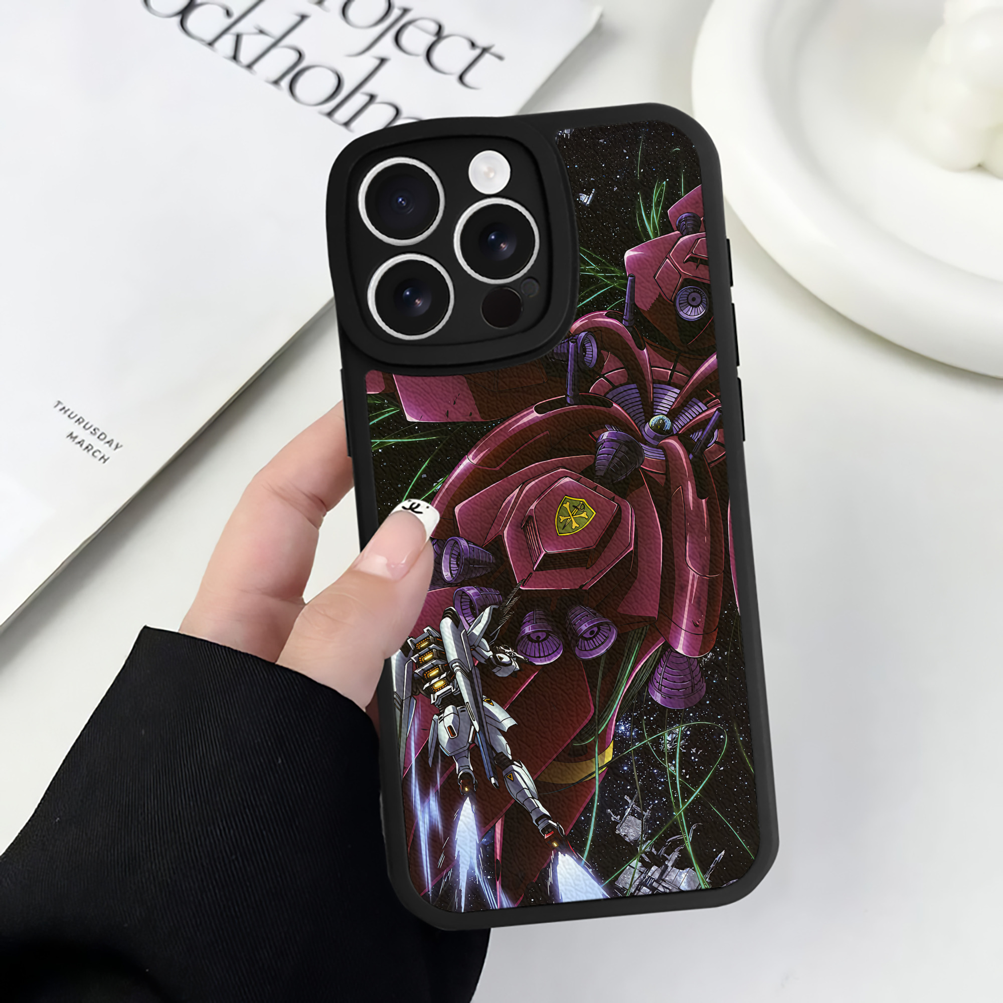 （画像用） 機動戦士ガンダム Mobile Suit Gundam 【iPhone 16シリーズ対応】シリコンスマホケース（レザー調） 材質：シリコン